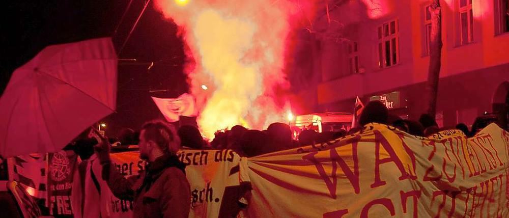 Ein Zeichen gegen Nazis: Mit Bengalischem Feuer demonstrieren Linke vor der Nazi-Kneipe "Zum Henker".