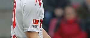 Keine guten Zeiten für den Fußball-Adel: In Berlin hilft kein König und in Köln kein Prinz: Lukas Podolski beim 0:2 gegen Leverkusen.