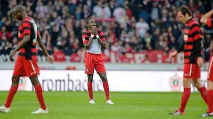 Mittendrin und ganz allein: Freiburgs Fallou Digne (2. v. r.) nach dem 4:1 gegen Stuttgart.