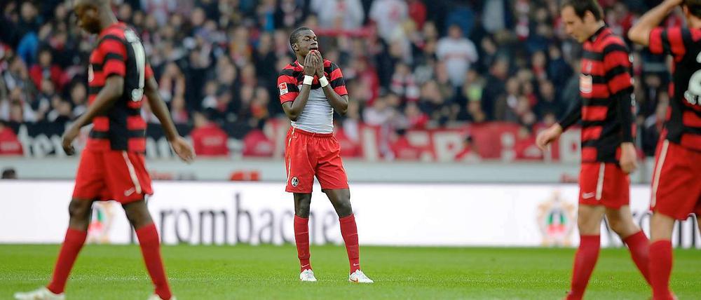 Mittendrin und ganz allein: Freiburgs Fallou Digne (2. v. r.) nach dem 4:1 gegen Stuttgart.