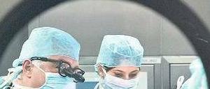 In Deutschland stirbt alle acht Stunden ein Mensch, weil er kein Spenderorgan erhalten hat. Die Neuregelung soll die Zahl der Organspenden erhöhen. Foto: Tobias Kleinschmidt/dpa