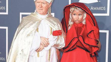 Päpstlich. Zur Verleihung der Grammys erschien Nicki Minaj mit einem Begleiter in Papstrobe. Kirchenvertreter in den USA beschwerten sich über diesen Auftritt. 