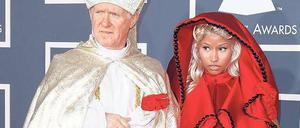 Päpstlich. Zur Verleihung der Grammys erschien Nicki Minaj mit einem Begleiter in Papstrobe. Kirchenvertreter in den USA beschwerten sich über diesen Auftritt.