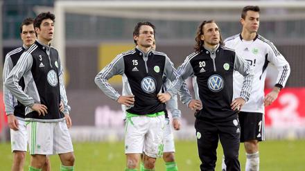 Großes Staunen bei den Spielern: Die Wolfsburger Marcel Schäfer (v. l. n. r.), Felipe Aliste Lopes, Christian Träsch, Petr Jiracek und Torwart Diego Benaglio staunen über den Frust der Fans. 