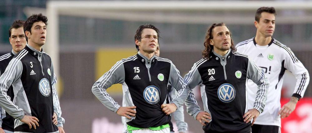 Großes Staunen bei den Spielern: Die Wolfsburger Marcel Schäfer (v. l. n. r.), Felipe Aliste Lopes, Christian Träsch, Petr Jiracek und Torwart Diego Benaglio staunen über den Frust der Fans.