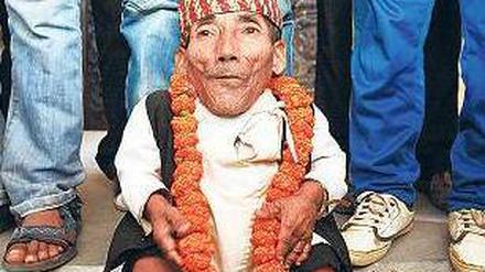 Rekordhalter. Chandra Bahadur Dangi will nun die Welt bereisen. Foto: Reuters