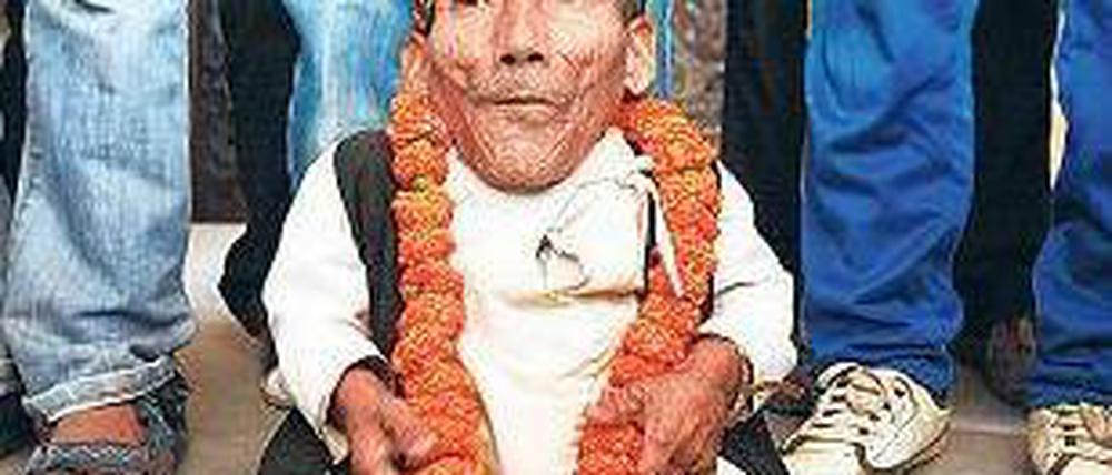 Rekordhalter. Chandra Bahadur Dangi will nun die Welt bereisen. Foto: Reuters
