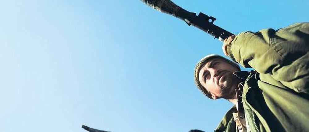 Mit oder ohne? Die syrische Opposition ist auch zerstritten darüber, ob sie stärker mit den Kämpfern der „Freien Syrischen Armee“ zusammenarbeiten soll. Foto: Bulent Kilic/AFP