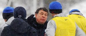 Der Ansager. Otto Rehhageln mit Herthas Spielern.