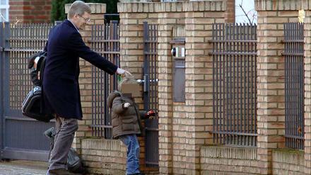 Kurz nachdem die Familie Wulff wieder in Großburgwedel eingezogen ist, kommen auch die Ermittler zu Besuch.