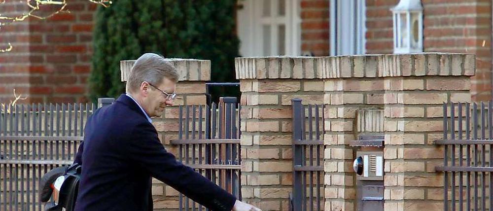 Kurz nachdem die Familie Wulff wieder in Großburgwedel eingezogen ist, kommen auch die Ermittler zu Besuch.