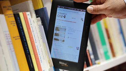 Sinnvolle Ergänzung oder Kassiber einer buchfeindlichen Medienwelt? Ein E-Book zwischen Büchern.