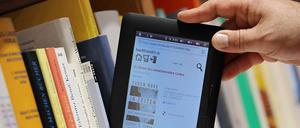 Sinnvolle Ergänzung oder Kassiber einer buchfeindlichen Medienwelt? Ein E-Book zwischen Büchern.