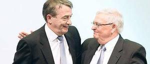 Nachfolger und Vorgänger. Theo Zwanziger (rechts) gratuliert dem neuen DFB-Präsidenten Wolfgang Niersbach zu seiner Wahl. Foto: dapd