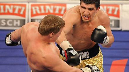 Immer feste druff. Marco Huck (r.) verliert unglücklich nach Punkten gegen Alexander Powetkin.