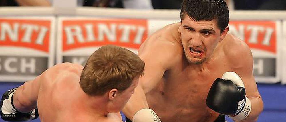 Immer feste druff. Marco Huck (r.) verliert unglücklich nach Punkten gegen Alexander Powetkin.