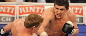 Immer feste druff. Marco Huck (r.) verliert unglücklich nach Punkten gegen Alexander Powetkin.