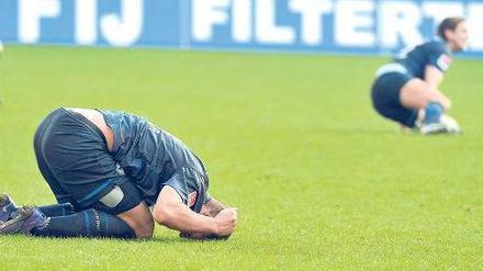 Verstecken geht nicht. Pierre-Michel Lasogga und seine Mitspieler von Hertha bäumten sich in Augsburg zu selten auf. Foto: dpa