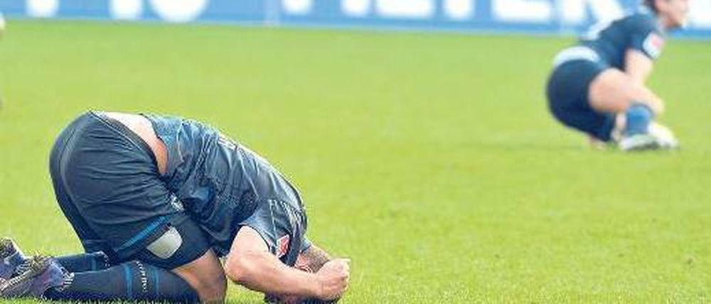 Verstecken geht nicht. Pierre-Michel Lasogga und seine Mitspieler von Hertha bäumten sich in Augsburg zu selten auf. Foto: dpa