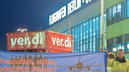 Am Boden. Dieses Bild bot sich Reisenden, die am Freitagabend von Schönefeld aus abfliegen wollten. Statt abzufertigen, trafen sich Mitarbeiter des Flughafen-Bodendienstleisters GlobeGround beim Warnstreik vor der Flughafen-Wartehalle.