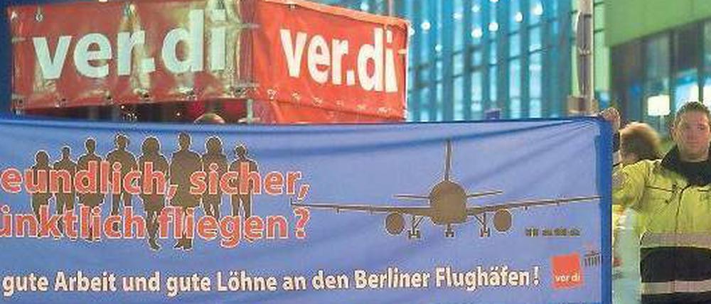 Am Boden. Dieses Bild bot sich Reisenden, die am Freitagabend von Schönefeld aus abfliegen wollten. Statt abzufertigen, trafen sich Mitarbeiter des Flughafen-Bodendienstleisters GlobeGround beim Warnstreik vor der Flughafen-Wartehalle.