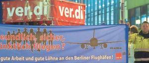 Am Boden. Dieses Bild bot sich Reisenden, die am Freitagabend von Schönefeld aus abfliegen wollten. Statt abzufertigen, trafen sich Mitarbeiter des Flughafen-Bodendienstleisters GlobeGround beim Warnstreik vor der Flughafen-Wartehalle.