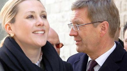 Die Mutter von Bettina Wulff soll den beiden Bargeld geschenkt haben, womit der Filmunternehmer Groenewold dann ausgezahlt wurde, verteidigt sich der Ex-Bundespräsident.