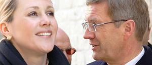 Die Mutter von Bettina Wulff soll den beiden Bargeld geschenkt haben, womit der Filmunternehmer Groenewold dann ausgezahlt wurde, verteidigt sich der Ex-Bundespräsident.