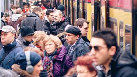 Vielfalt auf engem Raum. Hunderttausende Menschen fahren täglich mit der S-Bahn. Wie oft es zu verbalen Ausfällen oder gar rassistischen Äußerungen kommt, ist kaum abzuschätzen. 