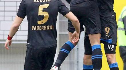 Ostwestfalen tobt: Die Paderborner Nick Proschwitz (r.), Florian Mohr (M.) und Enis Alushi feiern das 1:0 gegen Frankfurt.