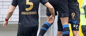 Ostwestfalen tobt: Die Paderborner Nick Proschwitz (r.), Florian Mohr (M.) und Enis Alushi feiern das 1:0 gegen Frankfurt.
