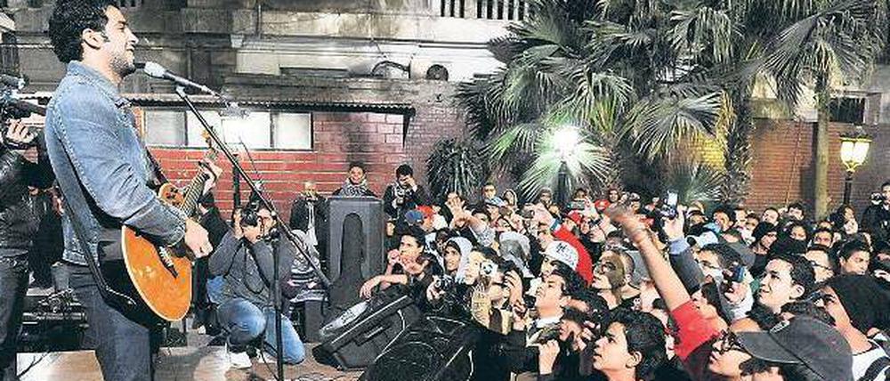Ramy Essam bei einem Konzert in Kairo im Hof des Goethe-Instituts.