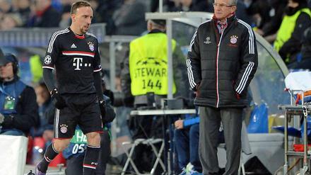 Kein Handschlag. Jupp Heynckes (r.) nimmt Franck Ribéry vom Feld, was der Franzose gar nicht gut findet.