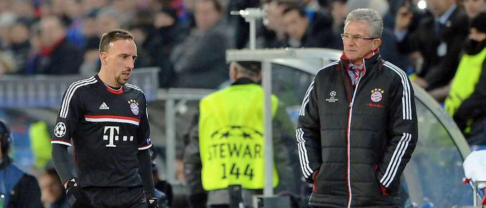 Kein Handschlag. Jupp Heynckes (r.) nimmt Franck Ribéry vom Feld, was der Franzose gar nicht gut findet.