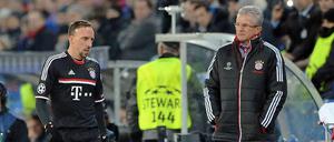 Kein Handschlag. Jupp Heynckes (r.) nimmt Franck Ribéry vom Feld, was der Franzose gar nicht gut findet.