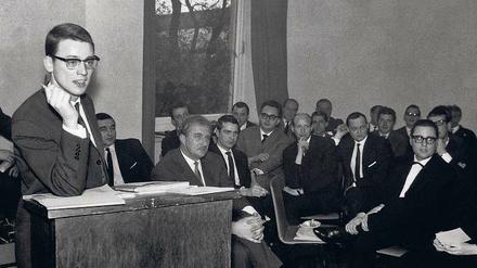 Oberhausen, 26.2.1962. Am Pult steht der damals 30-jährige Alexander Kluge.