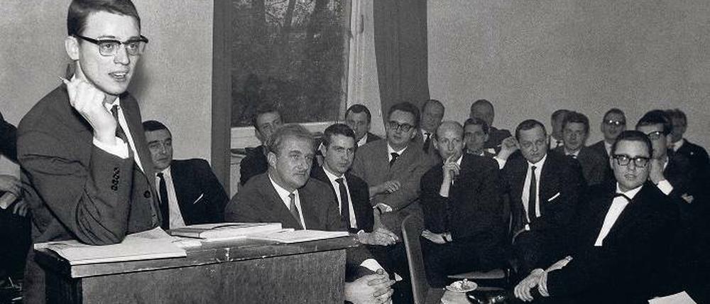 Oberhausen, 26.2.1962. Am Pult steht der damals 30-jährige Alexander Kluge.