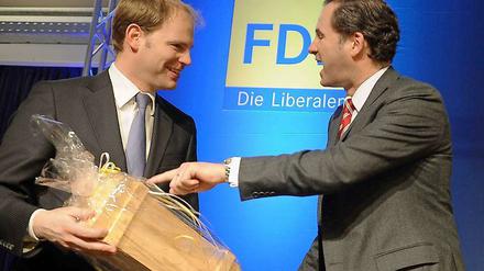 Martin Lindner wird neuer FDP-Landesvorsitzender. Von Christoph Meyer bekam er zum Einstand eine Flasche Rotwein.