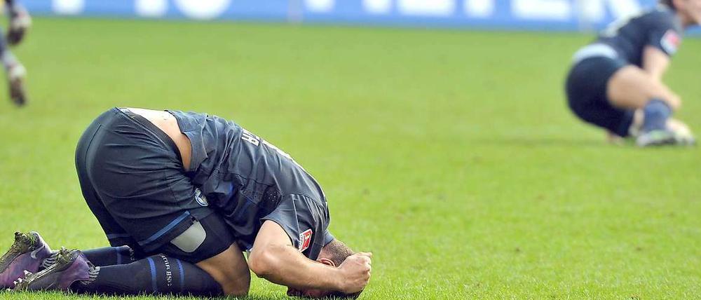 Am Boden zerstört: Pierre-Michel Lasogga (l.) und Peter Niemeyer beim 3:0 in Augsburg.
