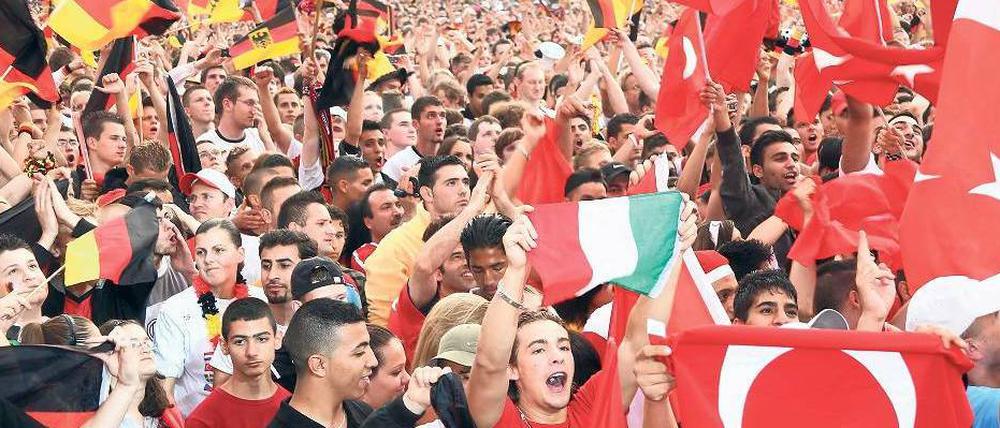 Vereint im Fußballfieber. Deutsche und türkischstämmige Fans beim Public Viewing 2008 vor dem Brandenburger Tor.