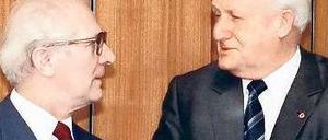 Zwei Jäger. Erich Honecker (links) und Günter Mittag. Foto: p-a