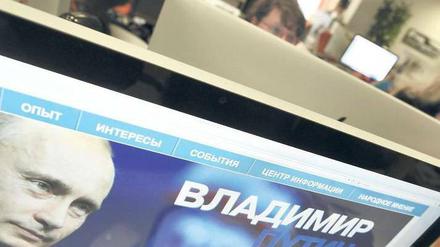 Mit allen Mitteln. Putins Wahlkampfwebsite versucht, den Ministerpräsidenten im Netz ins rechte Licht zu rücken. Auch bei den Abstimmungen am 4. März soll das Internet eine Rolle spielen: In den Wahllokalen werden Kameras die Stimmabgaben aufzeichnen, Millionen Menschen sind dann live dabei. Opposition und Experten nennen das Projekt „Augenwischerei und Geldverschwendung“. Foto: dpa