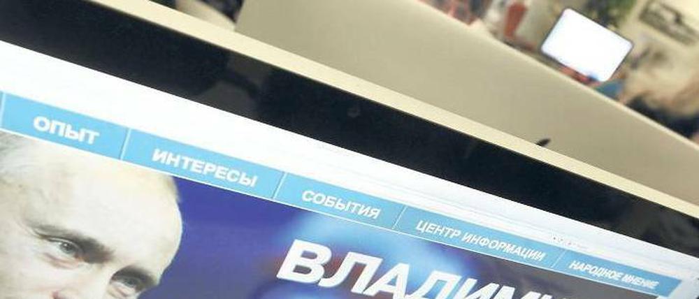 Mit allen Mitteln. Putins Wahlkampfwebsite versucht, den Ministerpräsidenten im Netz ins rechte Licht zu rücken. Auch bei den Abstimmungen am 4. März soll das Internet eine Rolle spielen: In den Wahllokalen werden Kameras die Stimmabgaben aufzeichnen, Millionen Menschen sind dann live dabei. Opposition und Experten nennen das Projekt „Augenwischerei und Geldverschwendung“. Foto: dpa