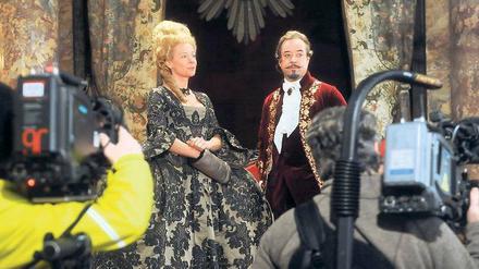 Die Zarin und der Lügenbaron. Jan Josef Liefers als Münchhausen und Katja Riemann als russische Herrscherin Katharina beim Dreh zu „Baron Münchhausen“. Foto: Kraufmann/dpa