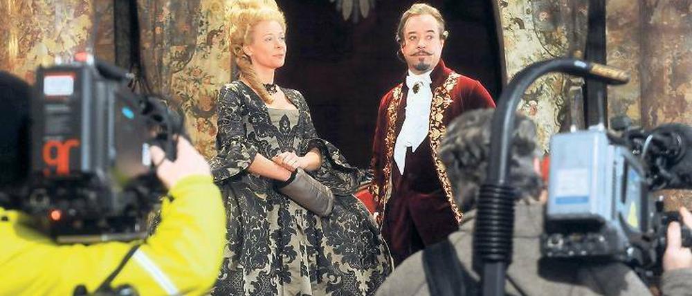 Die Zarin und der Lügenbaron. Jan Josef Liefers als Münchhausen und Katja Riemann als russische Herrscherin Katharina beim Dreh zu „Baron Münchhausen“. Foto: Kraufmann/dpa