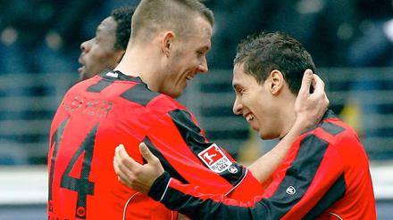 Eintracht Frankfurts dreifacher Torschütze Karim Matmour (2.v.r.), bejubelt seinen Treffer zum 6:1-Endstand mit Alexander Meier.