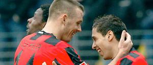 Eintracht Frankfurts dreifacher Torschütze Karim Matmour (2.v.r.), bejubelt seinen Treffer zum 6:1-Endstand mit Alexander Meier.