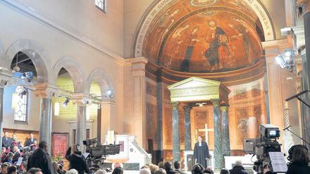 Ende Januar hat das ZDF in Potsdam den Gedenkgottesdienst zum 300. Geburtstag von König Friedrich II. aus der Friedenskirche im Park von Sanssouci übertragen.