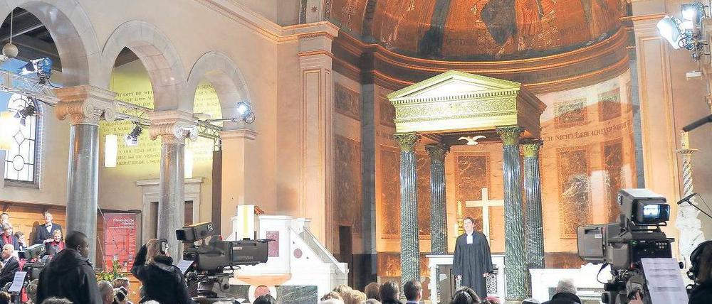 Ende Januar hat das ZDF in Potsdam den Gedenkgottesdienst zum 300. Geburtstag von König Friedrich II. aus der Friedenskirche im Park von Sanssouci übertragen.