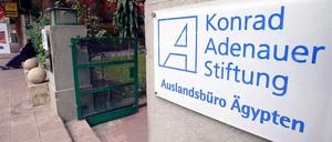 Der Prozess gegen die ausländischen NGOs, unter anderem die Konrad-Adenauer-Stiftung, hat in Ägypten begonnen.